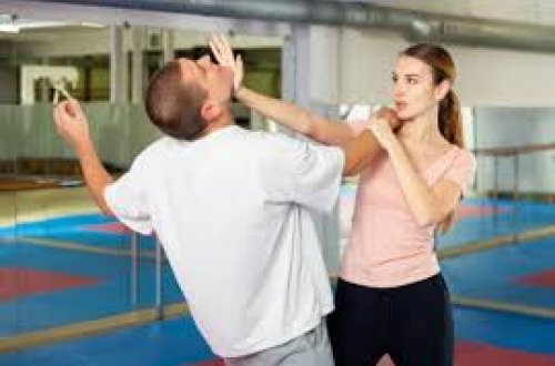 Tovuzda bacı qardaşını döydü, dişlərini qırdı