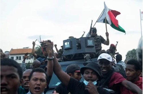 Madaqaskar ordusu bölünür: Prezidentə qarşı çevriliş cəhdi iddia edilir