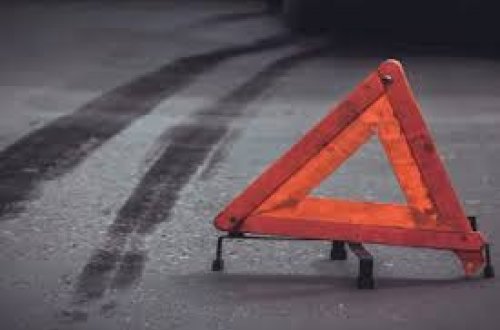 Sabirabadda avtomobil beton dirəyə çırpıldı - ÖIən var