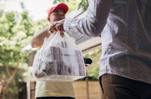 Qida proqramındakı zəiflikdən istifadə edərək 2 il pulsuz yemək yedi
