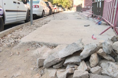 Tikinti şirkəti sakinlərin istifadə etdiyi səkini bərbad vəziyyətə saldı - VİDEO