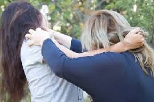 Sabunçuda xadimə market müdirini döyərək barmağını sındırdı