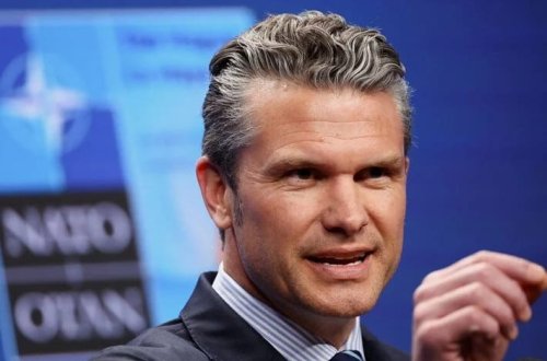 ABŞ-ın müharibə naziri Pit Heqsetin təyyarəsi İngiltərədə məcburi eniş edib