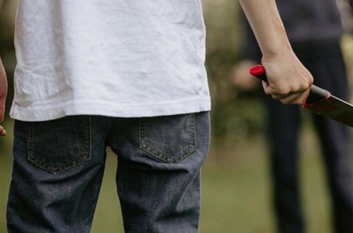 11-ci sinif şagirdləri arasında mübahisə - Bıçaqlanan var