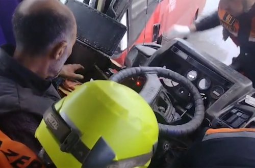 Bakıda avtobuslar toqquşdu - Sürücü belə çıxarıldı - Video