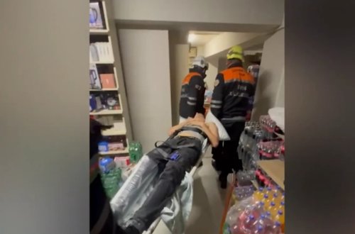 17 yaşlı oğlan mağazada yüklərin altında sıxışdı - Video