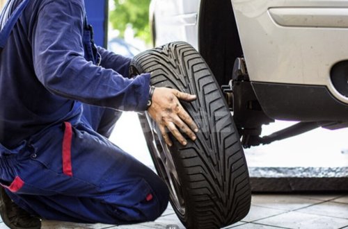 Təkəri dəyişərkən maşının altında qalıb öldü