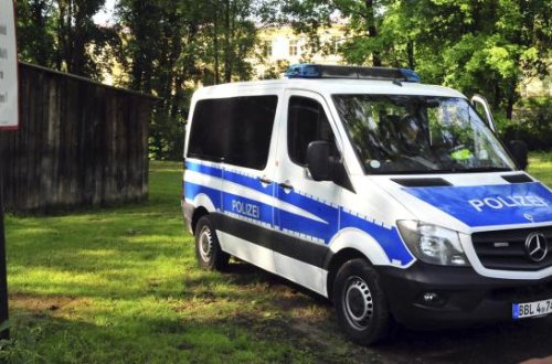 Almaniyada qadın hücum etdiyi qızlardan birinin çadrasını zorla çıxarıb