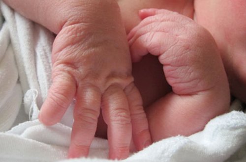 Yol bağlandığı üçün avtomobildə doğulan körpə öldü