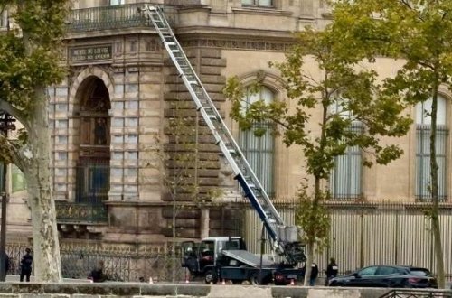 Luvr soyğununda istifadə edilən lifti istehsal edən şirkət soyğunçuluğu reklam çarxına çevirib