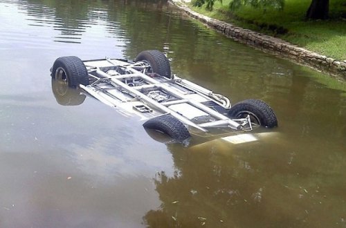 Bərdə avtomobil su arxına aşıb, sürücü ölüb