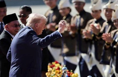 Tramp Asiya turuna rəqslə başlayıb