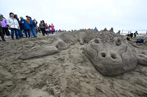 Minlərlə insan qumdan qalalar tikmək üçün toplaşıb
