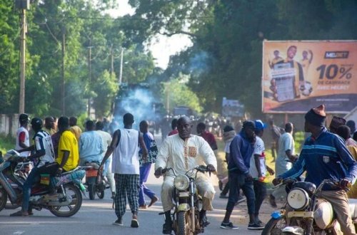 Müxalifət liderinin qələbəsini elan etməsi küçələrdə xaosa səbəb olub