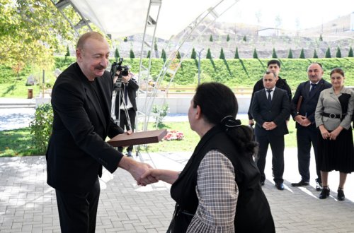 Prezident Horovlu kəndinin sakinlərinə mənzillərin açarlarını təqdim edib - FOTOLAR