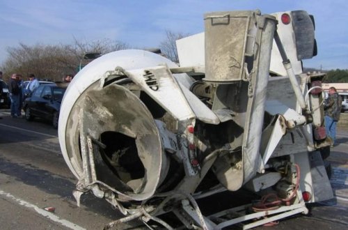 Ağdərədə betonqarışdıran maşın aşdı - Sürücü öldü