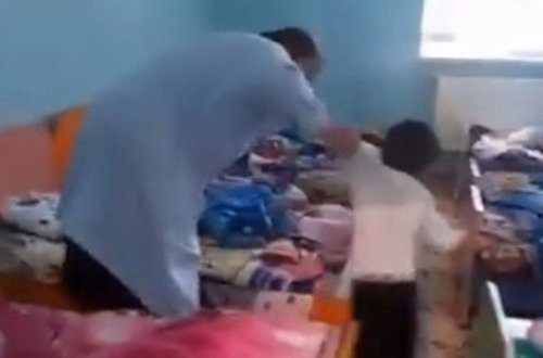 Bağçada azyaşlıya şiddət göstərildi - VİDEO