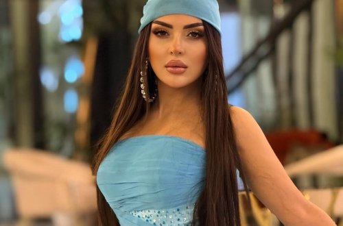 Vəfanın ifası zamanı kişinin baxışları GÜNDƏM OLDU - VİDEO