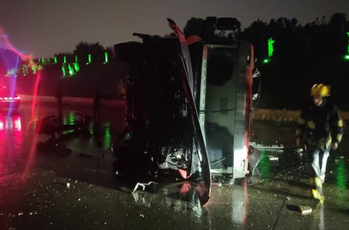 Bakıda yük avtomobili aşdı: Yağ və yanacaq yola dağıldı - VIDEO