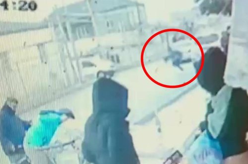 Yolu qaçaraq keçən məktəblini maşın vurdu - VİDEO