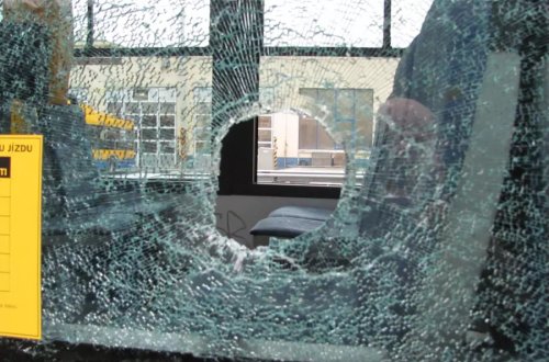 Bakıda avtobusla minik avtomobili toqquşub - FOTO