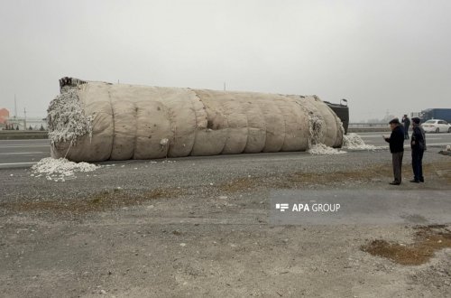 Bakı-Qazax yolunda pambıqla dolu maşın aşıb - FOTO