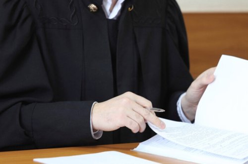 5 hakimi təhqir edən şəxs həbs edildi - 10 min təzminat alacaqlar