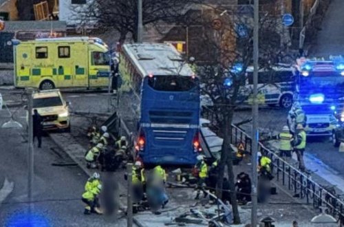 Stokholmda avtobus avtobus dayanacağına çırpılıb: Ölən və yaralananlar var