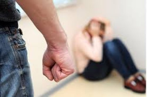 Qaxda kişi sevgilisinin maşınına zərər vuran arvadını döyüb