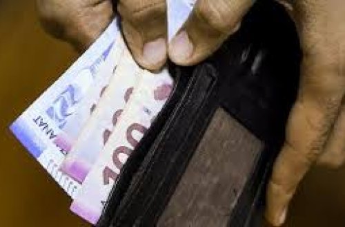 Bir toyuğa görə qadına kəllə atdı, 1100 manat cərimə ödədi