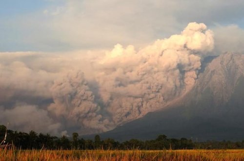 İndoneziyada Semeru vulkanı püskürüb