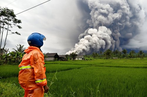 Semeru vulkanında qalan 178 alpinist xilas edildi