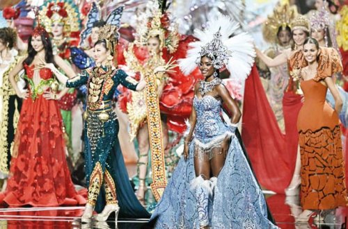 Gözəllik müsabiqəsinin iki hakimi istefa verdi