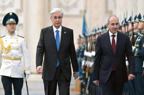 Tokayev Astanada Paşinyanla görüşüb