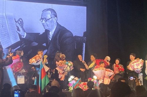 Aybəniz Haşımovanın Şəhriyar Sarayında möhtəşəm konserti - Əməkdar artist şəhid anaları ilə bir arada