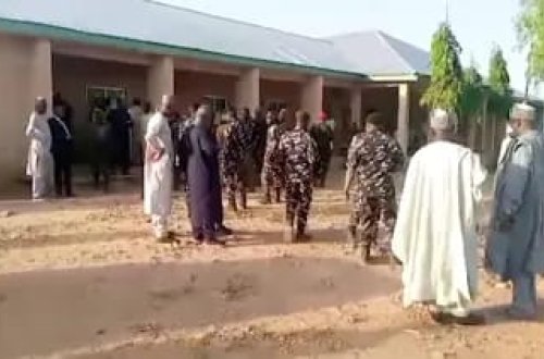 Nigeriyada məktəbə basqın: 215 şagird, 12 müəllim oğurlanıb