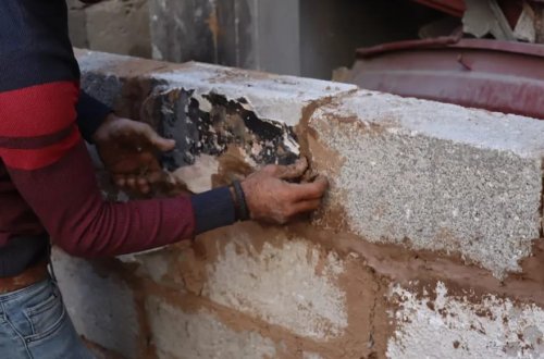 Qəzzada insanlar evlərini palçıqla təmir etməyə çalışır