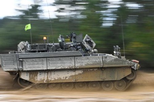 Britaniya ordusunun zirehli texnikası əsgərləri xəstəxanalıq etdi