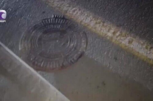 Bakıda bu yolda sürücülər kanalizasiya quyusuna düşürlər - VİDEO