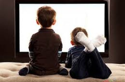 Rusiyalı həkimdən xəbərdarlıq: Televizor uşaqların inkişafına mane olur