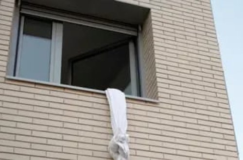 Fransada iki məhbus çarşafdan istifadə edərək həbsxanadan qaçıb