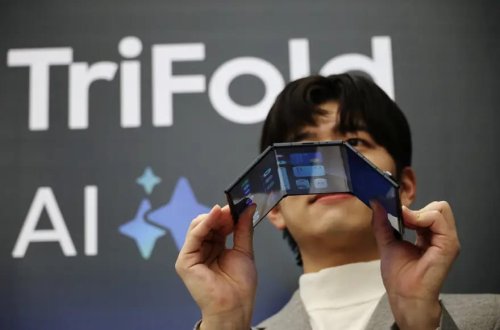 Samsung ilk üçqat telefonunu təqdim etdi