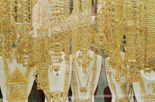 Zərgərin yanına gedib qızıl boyunbağını uddu