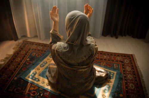 Azərbaycanda kişi namaza görə arvadını döyüb dişlərini sındırdı