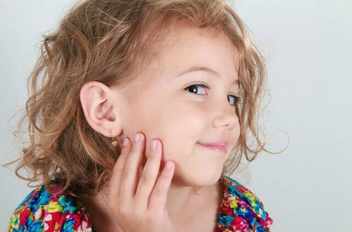 Uşağın saçını sığallayıb qulağındakı qızıl sırğaları OĞURLADI - VİDEO