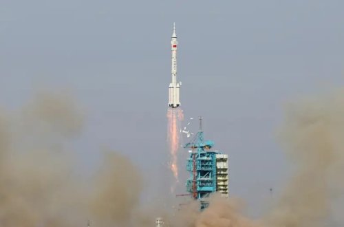 Çinin təkrar istifadə edilə bilən raketi kosmosda alovlanıb