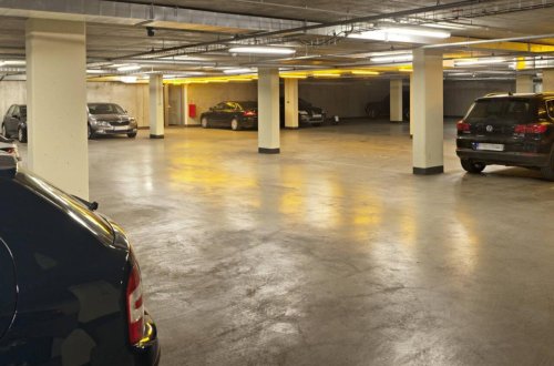 Bakıda hotelin qarajında iki maşın yandı