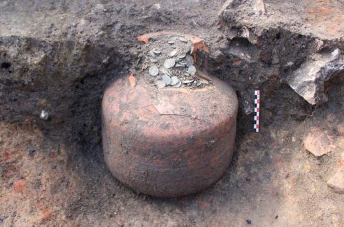 Fransada bir kənddə on minlərlə sikkə ilə doldurulmuş üç nəhəng küp aşkar edilib