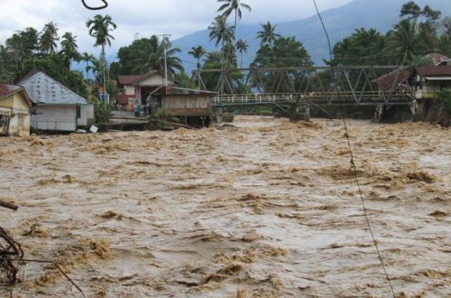 İndoneziyada daşqın və torpaq sürüşmələri nəticəsində ölənlərin sayı 900-ü keçib