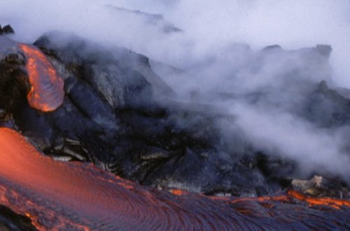 Kilaueadan fışqıran lava kameranı uddu